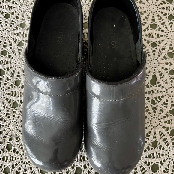 Sanita Gray patent leather clogs size 38 (7 to 7.5 US) Preloved. - Picture 8 of 11